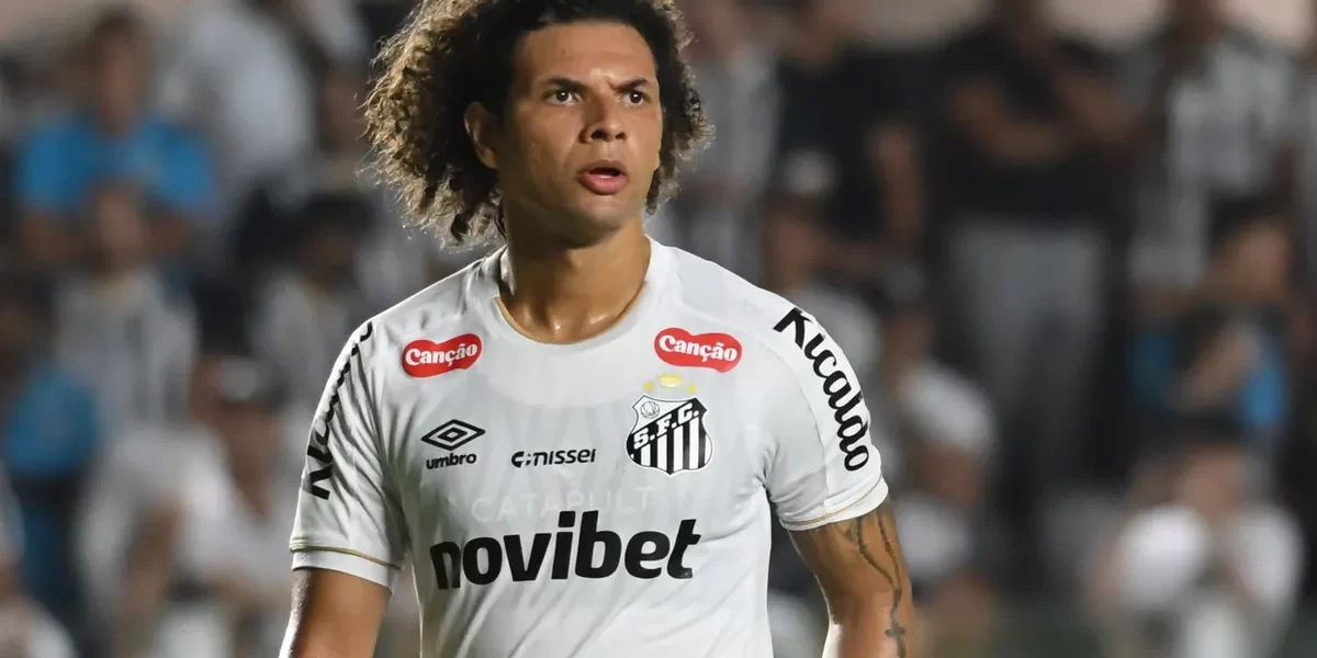 Cuca testa Willian Arão como zagueiro em treino do Santos