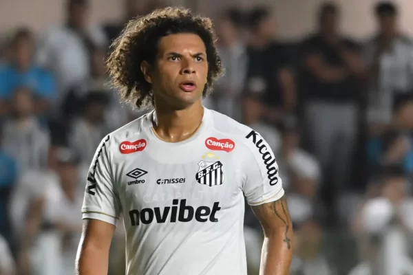 Cuca testa Willian Arão como zagueiro em treino do Santos
