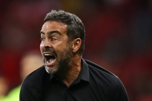 Cruzeiro dá carta branca a Artur Jorge por mudanças urgentes