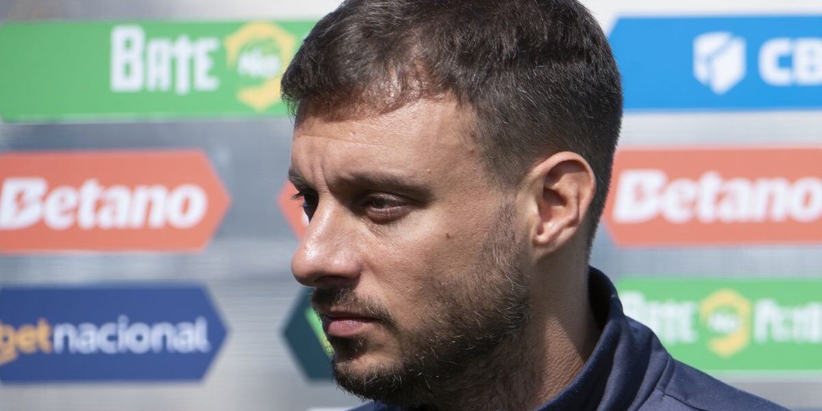 Botafogo demite Anselmi e torcida rejeita Fernando Diniz