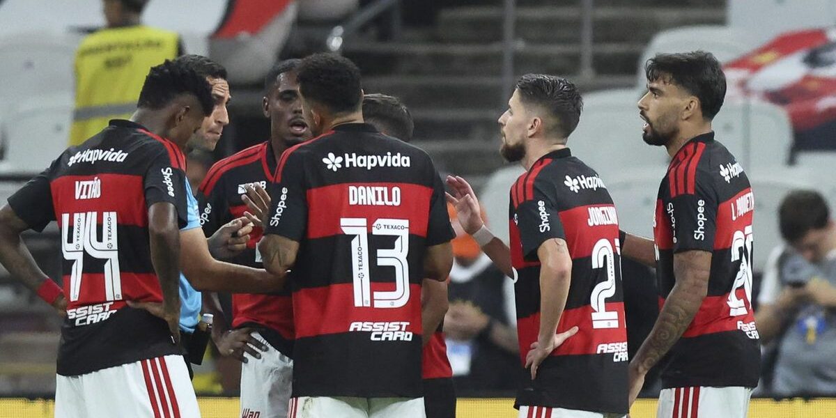 VAR recomendou amarelo, mas árbitro manteve vermelho: áudio polêmico