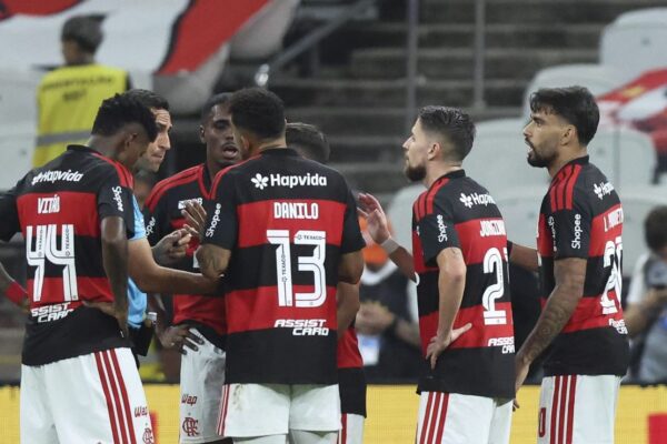 VAR recomendou amarelo, mas árbitro manteve vermelho: áudio polêmico