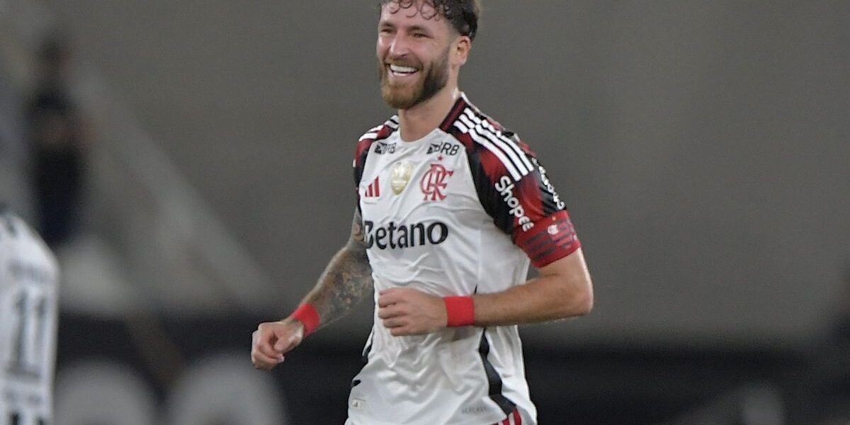 Léo Pereira brilha e vira herói do Flamengo no clássico