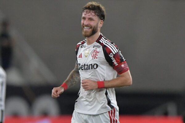 Léo Pereira brilha e vira herói do Flamengo no clássico