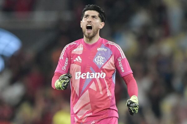 Diego Alves crava: Rossi já é ídolo histórico do Flamengo