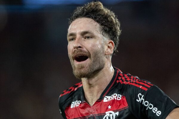 Léo Pereira brilha, chama atenção de Ancelotti e mira Seleção