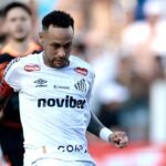 Neymar detona gramado do Santos e critica diretoria após clássico