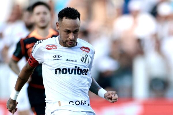 Neymar detona gramado do Santos e critica diretoria após clássico