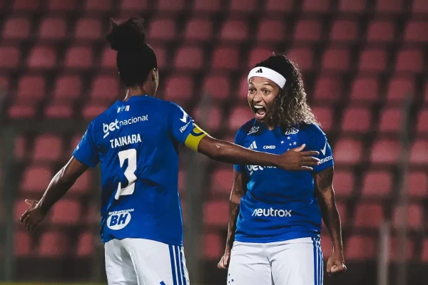 Cruzeiro vence Fluminense em jogo eletrizante e segue na cola da liderança