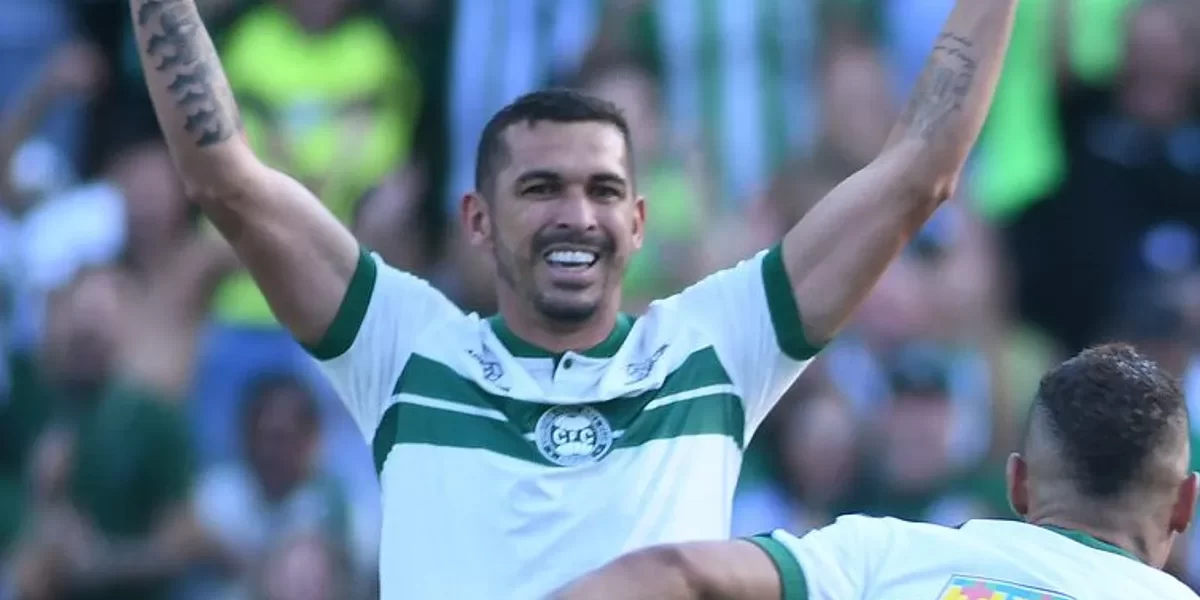 Expulsão vira jogo: Gabriel Mec coloca Grêmio na frente contra o Coritiba