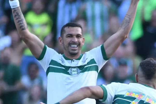 Expulsão vira jogo: Gabriel Mec coloca Grêmio na frente contra o Coritiba