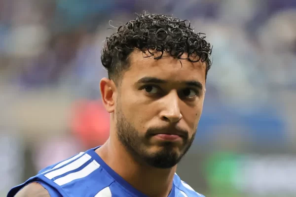 William destaca equilíbrio de Artur Jorge e compara com Tite