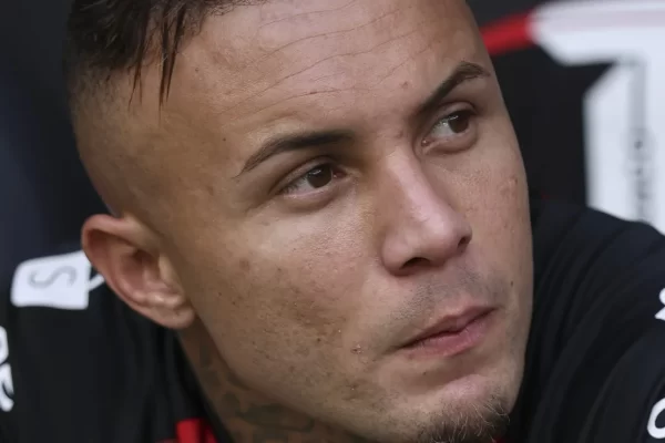 Diniz pede reforço no ataque e Corinthians mira Everton Cebolinha