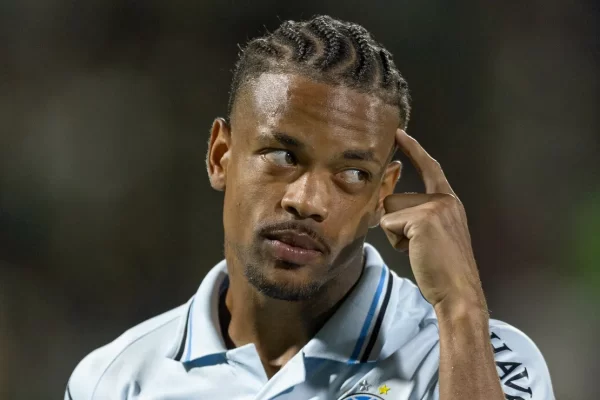 Caio Paulista fora dos planos do Grêmio: futuro incerto após má fase