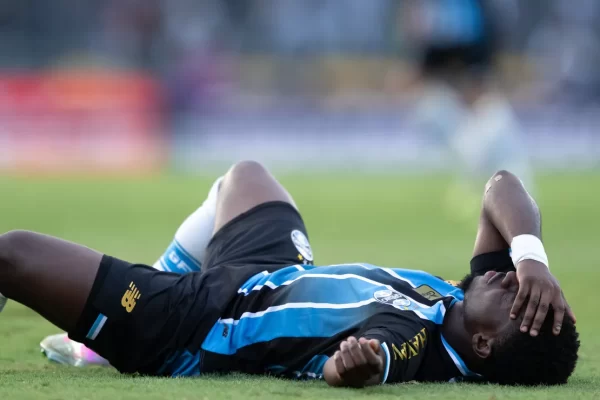 Polêmica no Gre-Nal: Grêmio revolta com critério da arbitragem