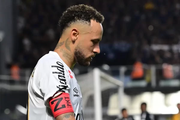 Neymar ironiza árbitro após amarelo: ‘Acordou de Chico’