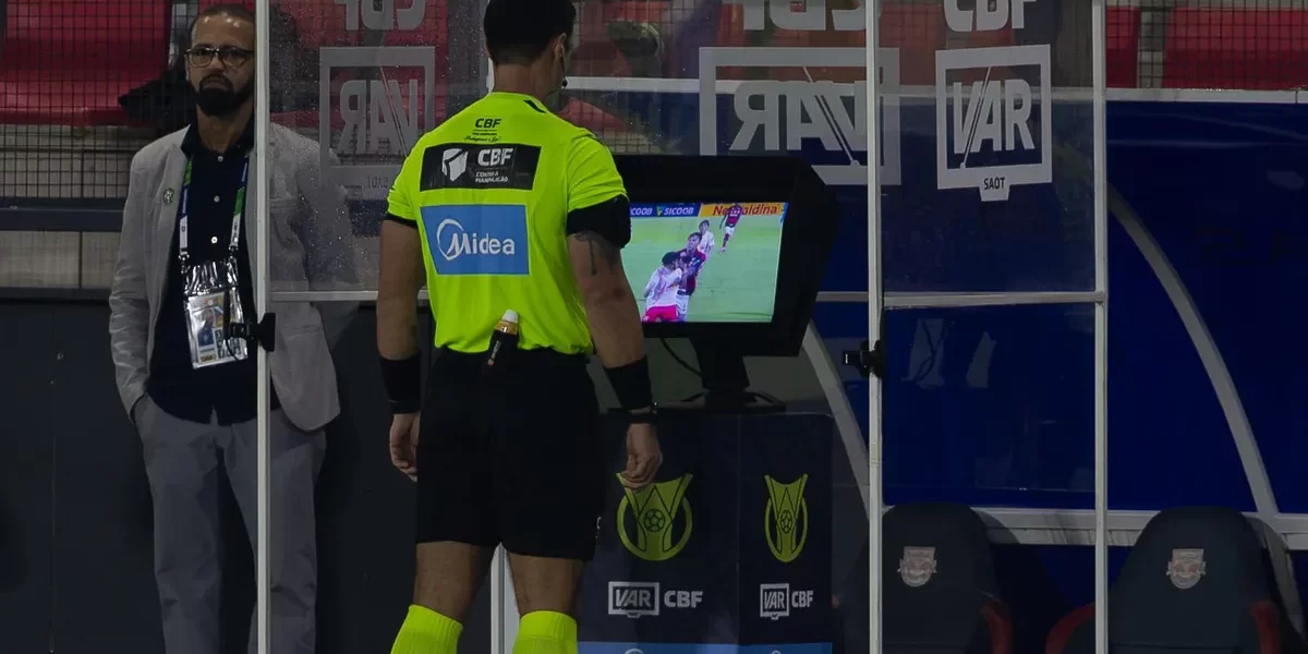 Torcida do Vasco Sabota VAR em Clássico: Câmeras Inutilizadas