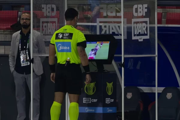 Torcida do Vasco Sabota VAR em Clássico: Câmeras Inutilizadas