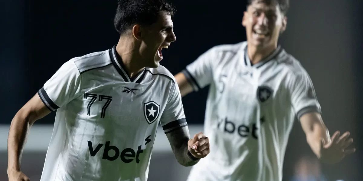 Botafogo vira sobre o Vasco com golaços e sai da zona de perigo