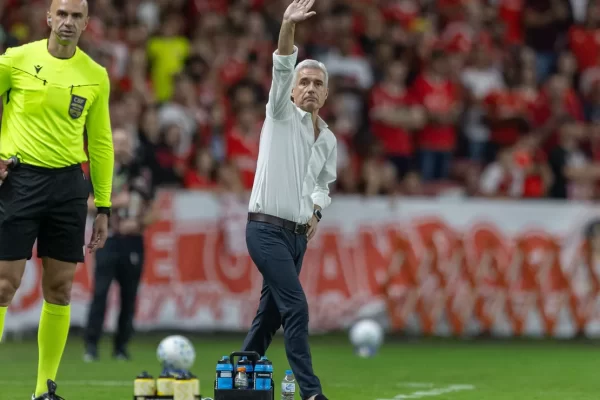 Luis Castro explode após derrota e exige mudança urgente no Grêmio
