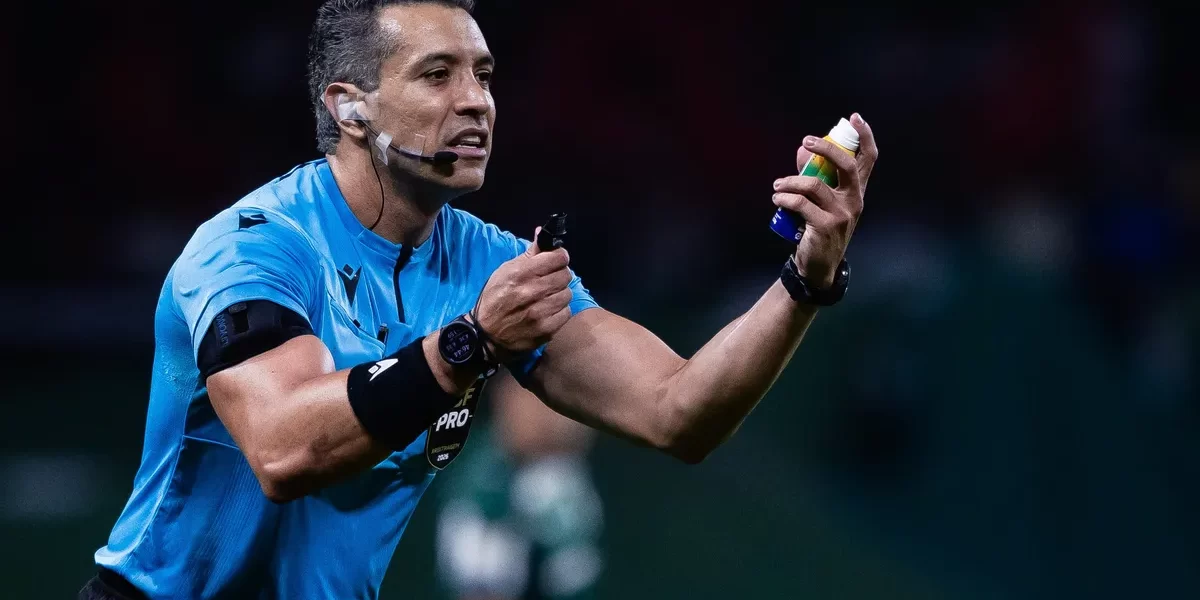 Árbitro de Minas Gerais apitará Grêmio x Coritiba em jogo de pressão na Arena