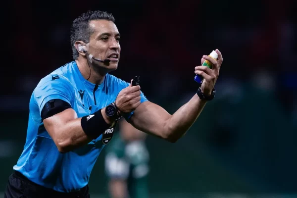 Árbitro de Minas Gerais apitará Grêmio x Coritiba em jogo de pressão na Arena