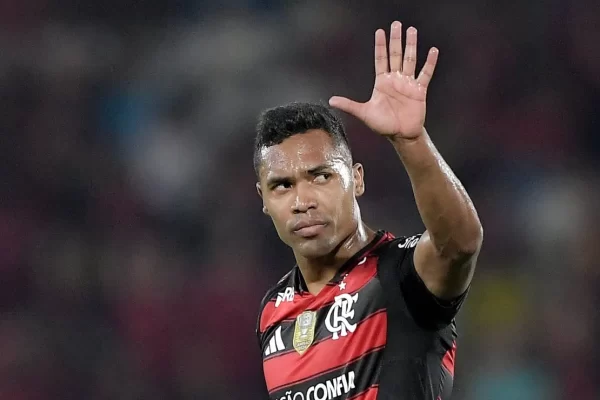 Jardim pode lançar Alex Sandro de surpresa no Fla-Flu