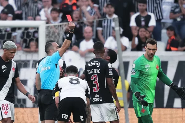 PC de Oliveira valida expulsão de André em Corinthians x Vasco