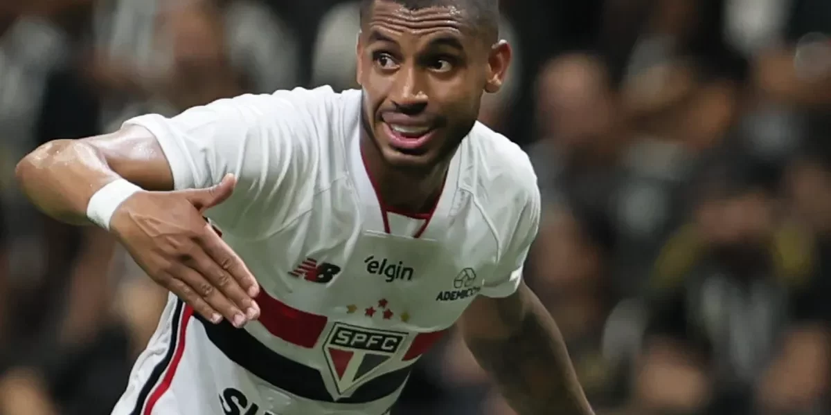 São Paulo falha no alto e vê liderança fugir após derrota