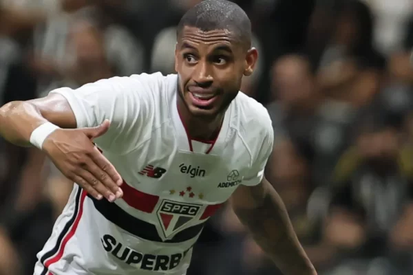São Paulo falha no alto e vê liderança fugir após derrota