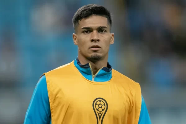Grêmio espera venda de Arezo, mas Peñarol ainda hesita