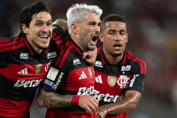 Arrascaeta brilha e homenageia Oscar Schmidt na vitória do Flamengo