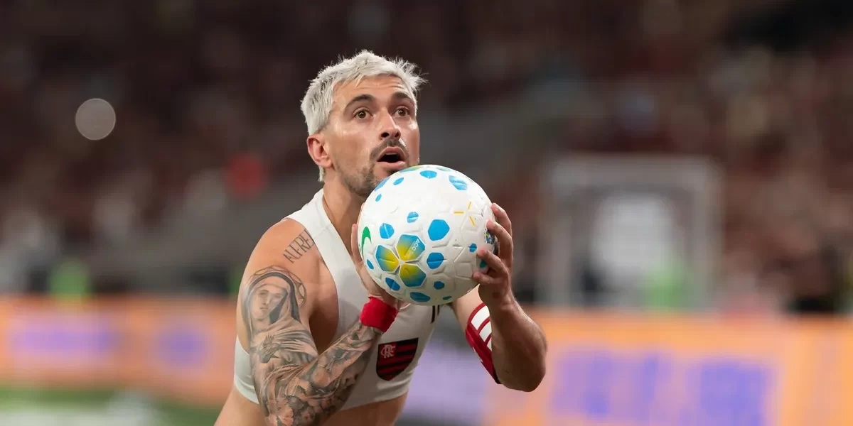 Arrascaeta marca e homenageia Oscar Schmidt no Maracanã