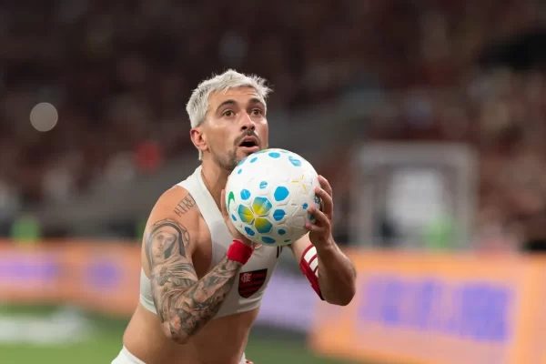 Arrascaeta marca e homenageia Oscar Schmidt no Maracanã