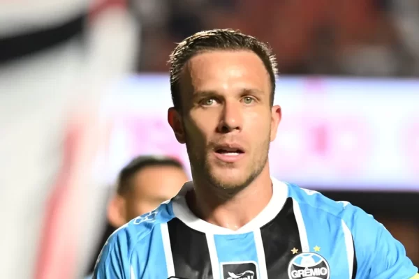 Arthur quer ficar no Grêmio, mas Europa ameaça negociação