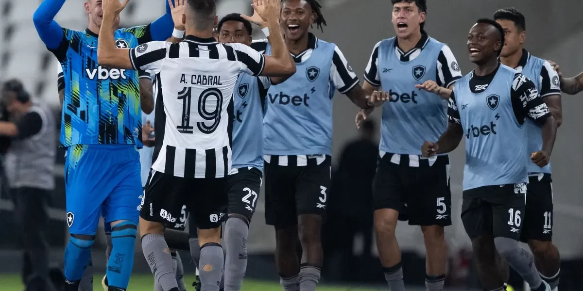 Arthur Cabral acaba com jejum e tira Botafogo do Z-4