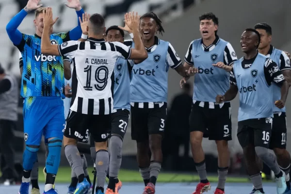 Arthur Cabral acaba com jejum e tira Botafogo do Z-4
