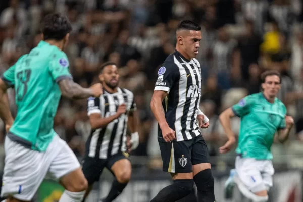 Galo vence no sufoco e conquista 1ª vitória na Sul-Americana
