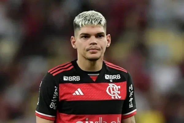 Torcida do Fla esgota paciência com Ayrton Lucas após falha