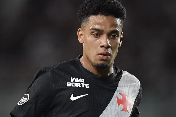 Estalo no joelho de Brenner gera tensão e risco de longo desfalque no Vasco