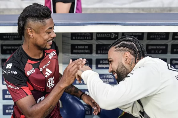 BH e Gabigol se cumprimentam no banco e viralizam na web