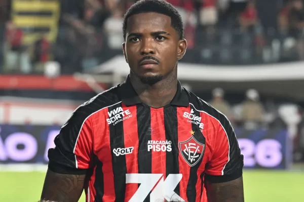 Vitória avalia pagar multa para usar Cacá contra o Corinthians