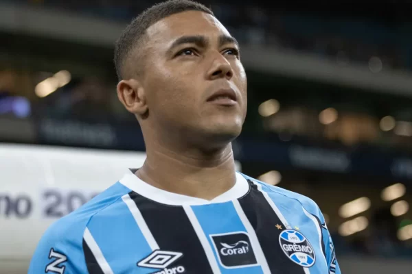 Carlos Vinícius atrai MLS e Árabes; Grêmio corre para renovar