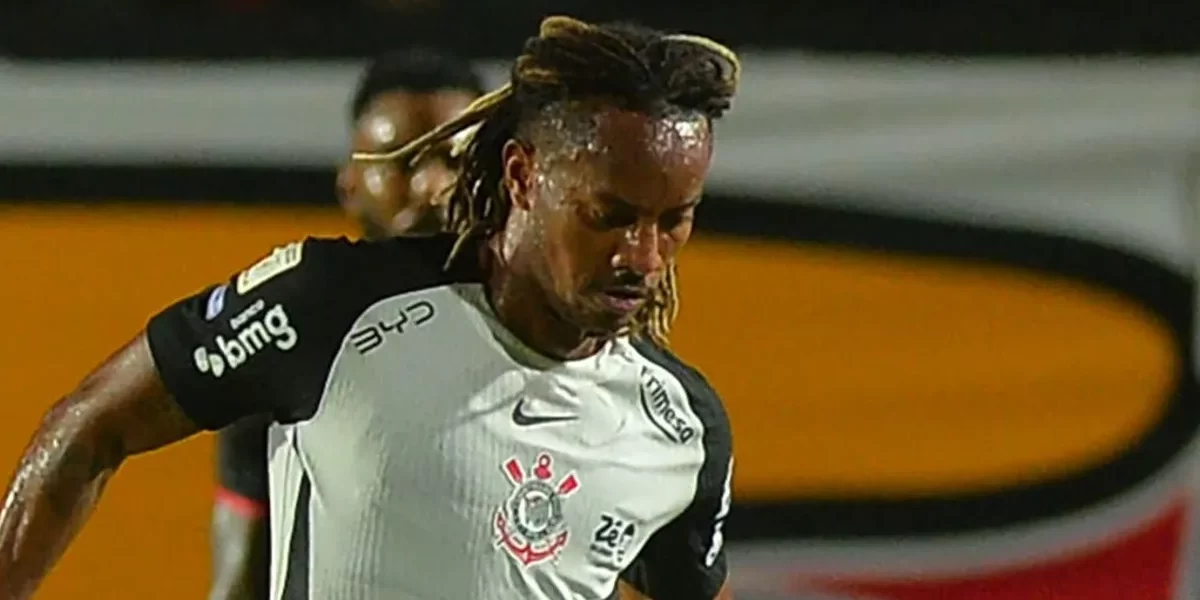 Carrillo é massacrado após atuação vexatória no empate do Corinthians