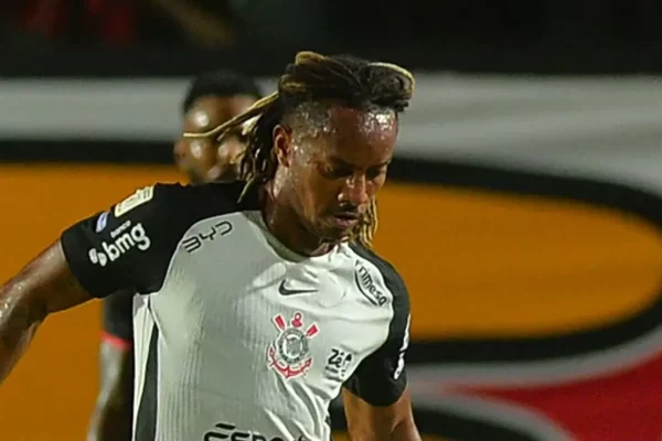 Carrillo é massacrado após atuação vexatória no empate do Corinthians