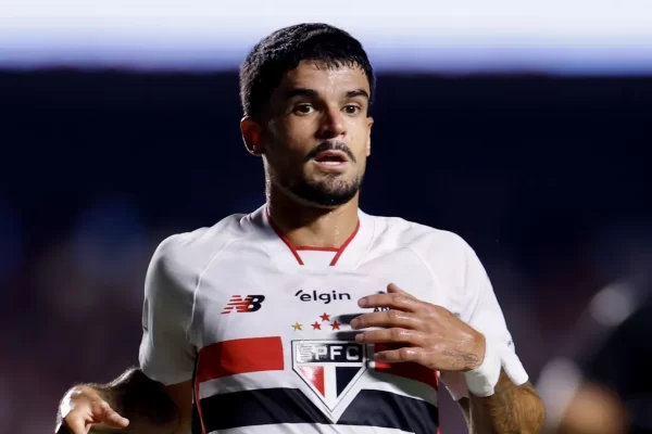 São Paulo supera susto com gol anulado e vence Boston River