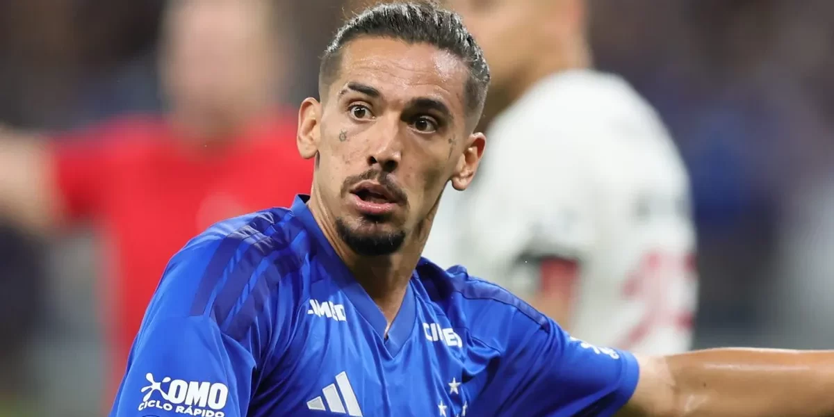 Chico da Costa perde gol incrível e revolta torcida do Cruzeiro