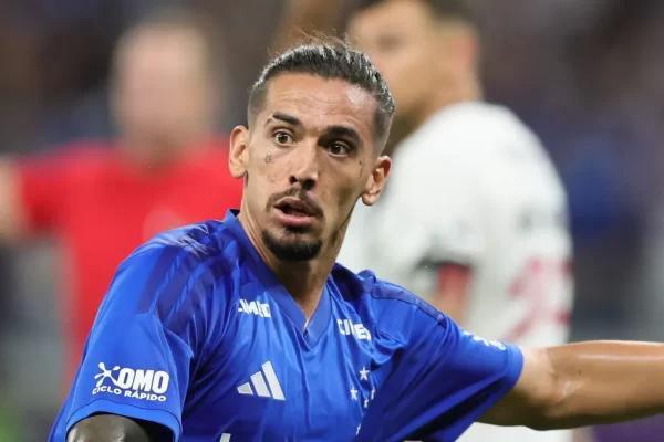 Chico da Costa perde gol incrível e revolta torcida do Cruzeiro