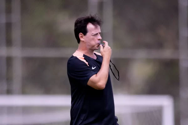 Diniz estreia no Corinthians com elenco quase todo desconhecido