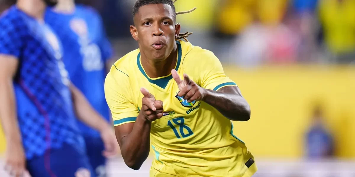 Danilo brilha contra Croácia e pressiona Ancelotti por vaga na Copa